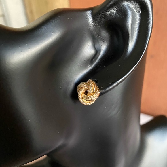 18K Gold Earrings. - Picture 1 of 4